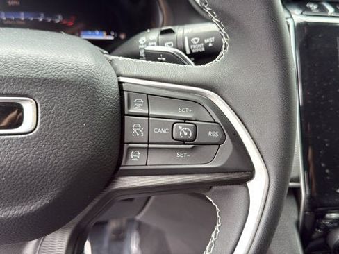 Certified 2023 Jeep Grand Cherokee Laredo AWD/4WD image 17