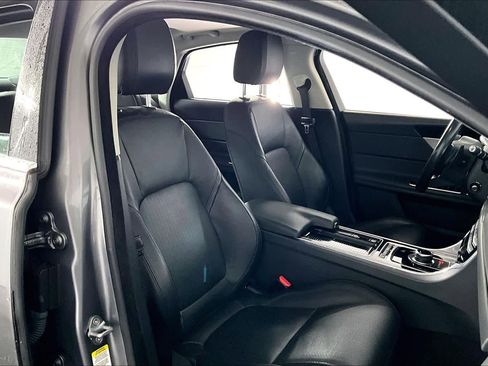 Used 2017 Jaguar XF Prestige image 7