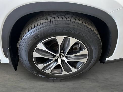 Used 2022 Toyota Highlander XLE AWD/4WD image 24