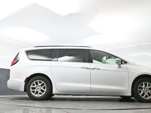 Used 2022 Chrysler Pacifica Touring-L FWD image 21