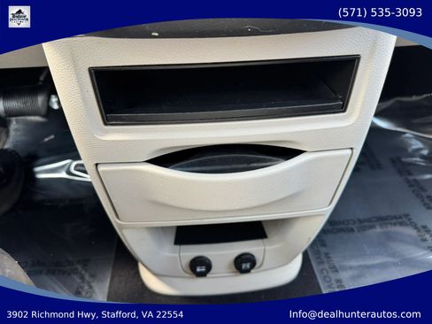Used 2016 Chrysler Town & Country Touring FWD image 23