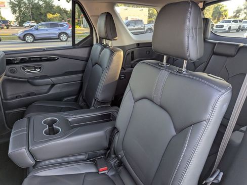 Used 2025 Honda Pilot Touring image 16
