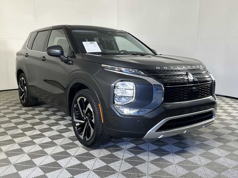 Used 2024 Mitsubishi Outlander SE image 1