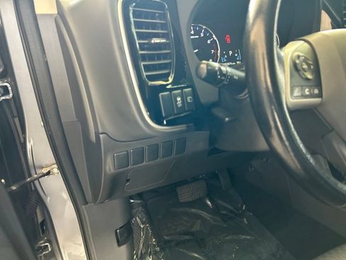 Used 2015 Mitsubishi Outlander SE FWD image 35