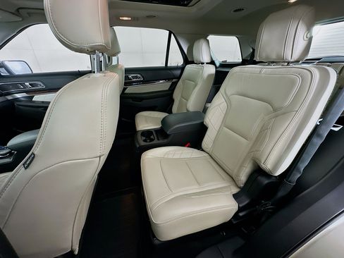 Used 2017 Ford Explorer Platinum image 29