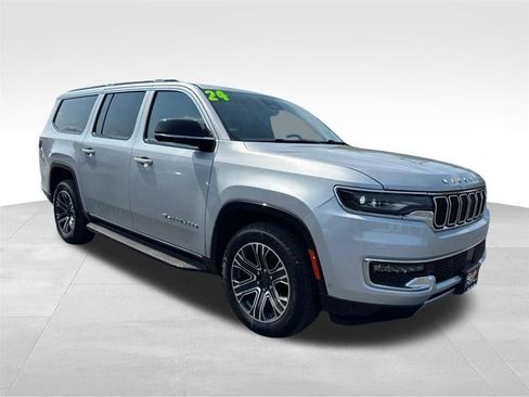 Used 2024 Jeep Wagoneer L Series II w/ Flexible Seating Group AWD/4WD image 3