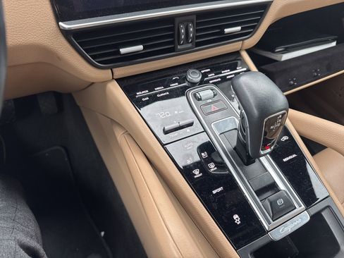 Used 2022 Porsche Cayenne AWD/4WD image 13