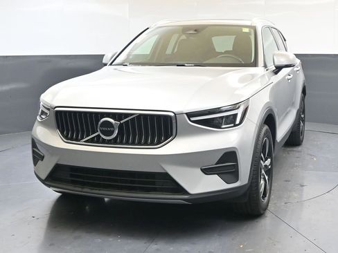 Certified 2025 Volvo XC40 B5 Core image 1