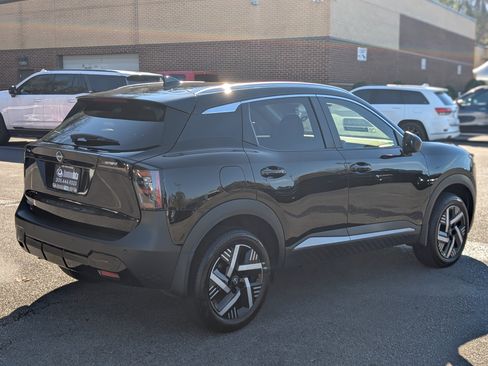 Used 2025 Nissan Kicks SV w/ SV Premium Package image 9