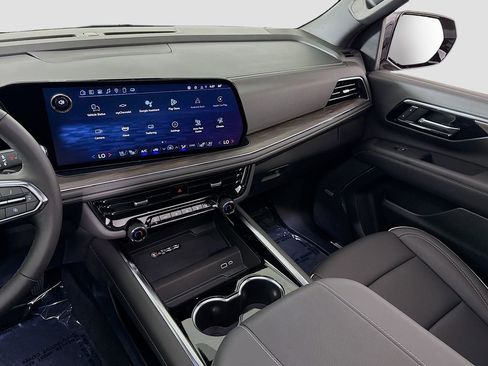 New 2025 Chevrolet Suburban Premier image 24
