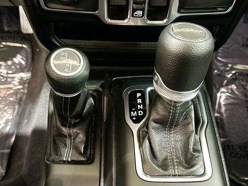 Used 2025 Jeep Gladiator Mojave AWD/4WD image 14