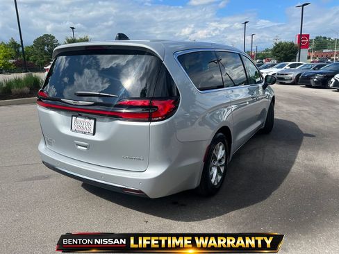 Used 2026 Chrysler Pacifica Limited FWD image 8