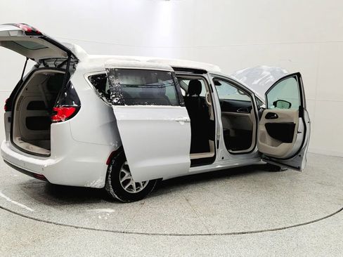 Used 2024 Chrysler Pacifica Touring-L image 12