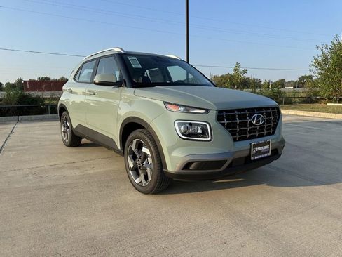 New 2025 Hyundai Venue Limited image 3