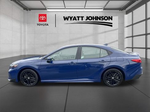 Used 2025 Toyota Camry SE FWD image 2