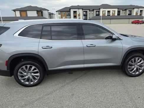Used 2025 Buick Enclave Preferred FWD image 2