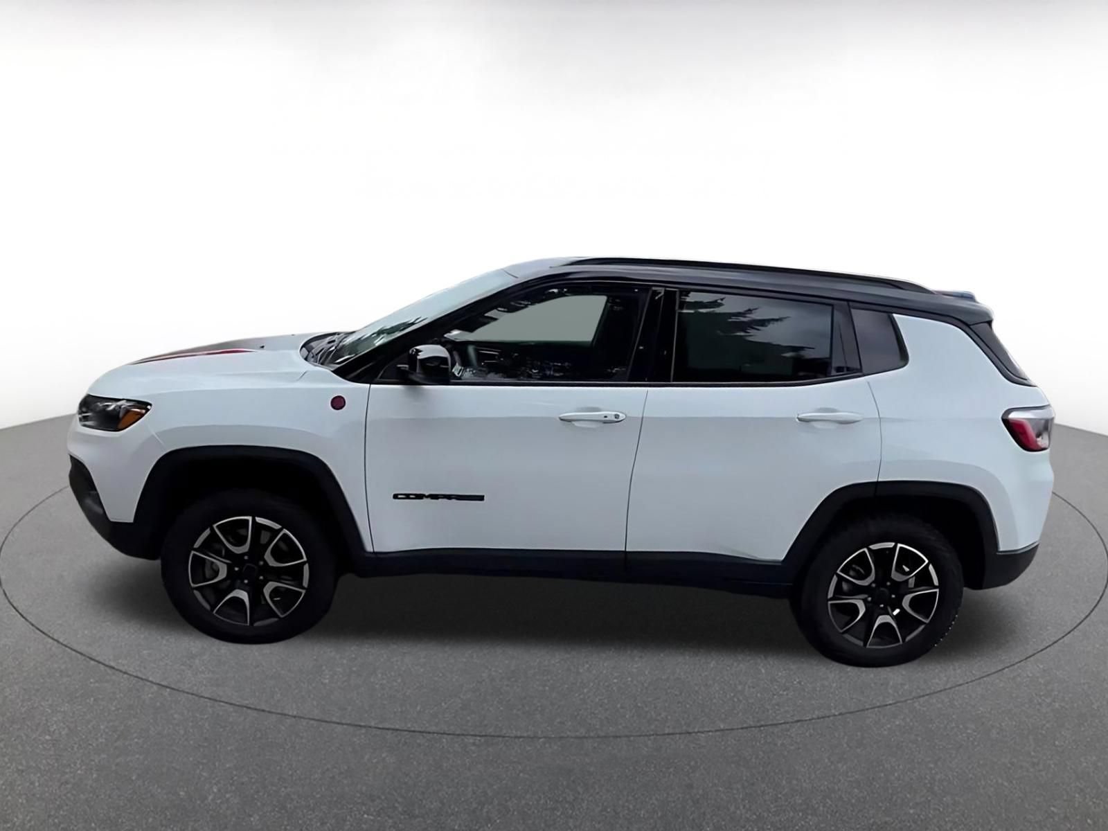 Used 2025 Jeep Compass Trailhawk AWD/4WD image 8
