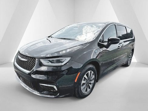 Used 2023 Chrysler Pacifica Touring-L FWD image 3