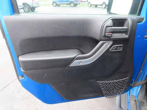 Used 2016 Jeep Wrangler Rubicon w/ Power Convenience Group image 22