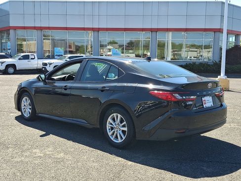Used 2025 Toyota Camry LE FWD image 5