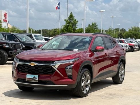 Used 2025 Chevrolet Trax LT w/ LT Convenience Package FWD image 8