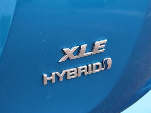 Used 2018 Toyota RAV4 XLE AWD/4WD image 16