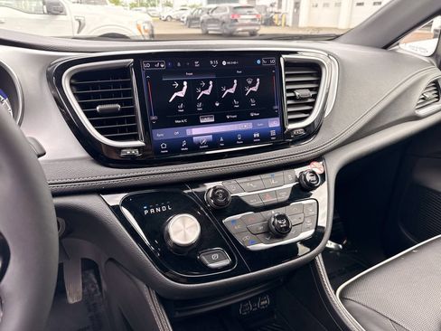 Used 2025 Chrysler Pacifica Limited FWD image 22