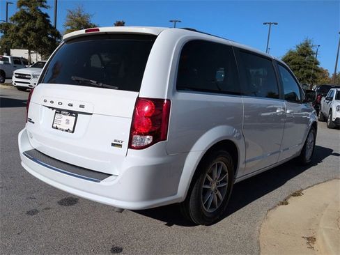 Certified 2019 Dodge Grand Caravan SXT image 4