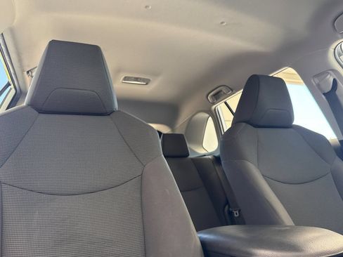Used 2021 Toyota RAV4 LE FWD image 20