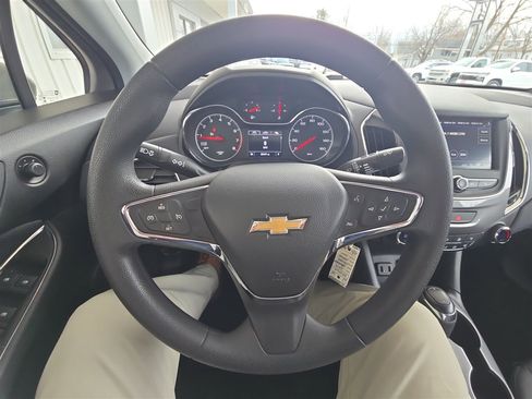Used 2019 Chevrolet Cruze LT image 11