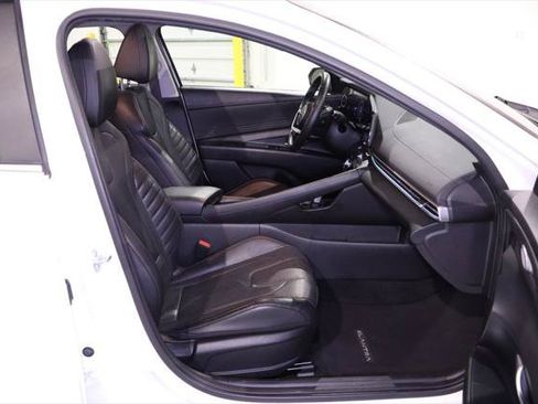 Used 2022 Hyundai Elantra Limited FWD image 33