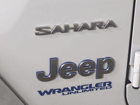 Used 2022 Jeep Wrangler Unlimited Sahara w/ Cold Weather Group AWD/4WD image 13