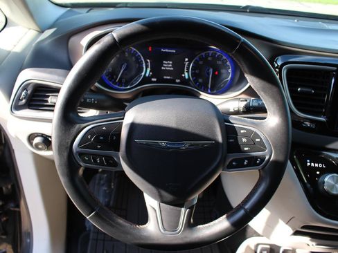 Used 2018 Chrysler Pacifica Touring-L w/ Advanced Safetytec Group FWD image 19