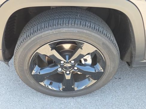 Used 2024 Jeep Grand Cherokee Altitude AWD/4WD image 38