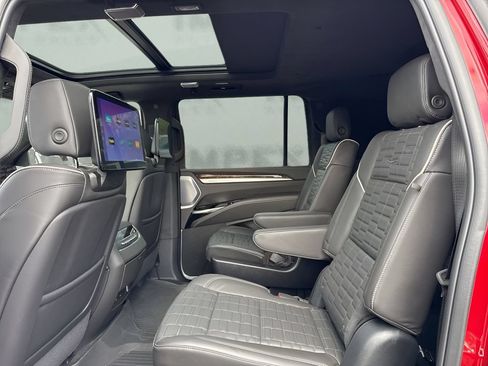 Used 2025 Cadillac Escalade ESV Sport Platinum w/ LPO, Floor Liner Package AWD/4WD image 13