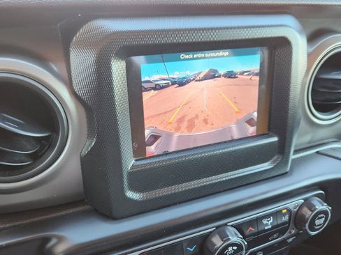 Used 2023 Jeep Gladiator Sport image 9