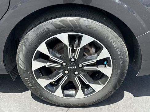 Used 2024 Kia Carnival EX FWD image 31