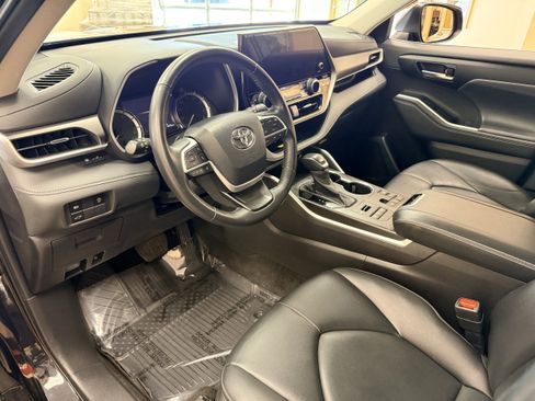 Used 2023 Toyota Highlander XLE AWD/4WD image 7