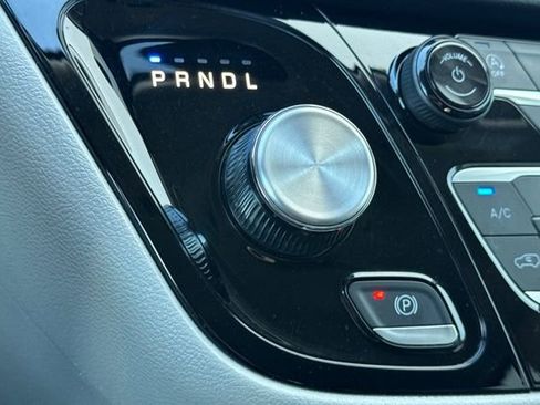 Used 2023 Chrysler Pacifica Touring-L image 32