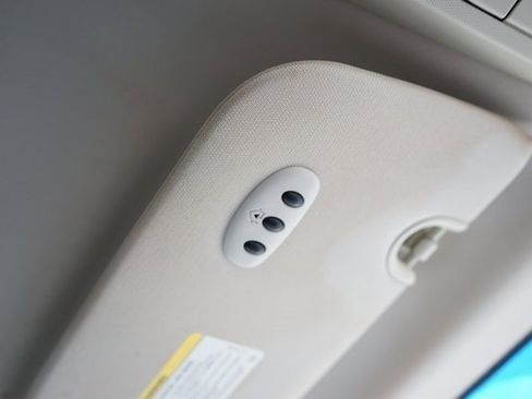 Used 2010 Chrysler Town & Country Touring image 9