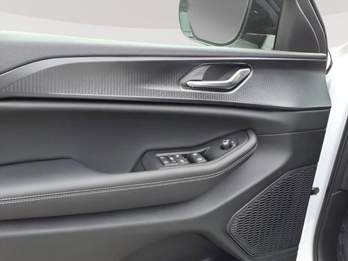 New 2025 Jeep Grand Cherokee 4WD image 9