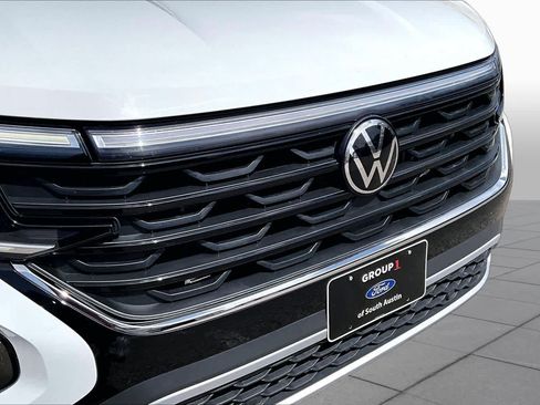 Used 2024 Volkswagen Atlas Cross Sport SE FWD image 31