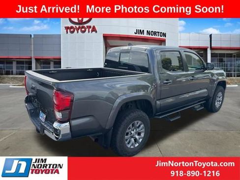 Used 2018 Toyota Tacoma SR5 AWD/4WD image 5
