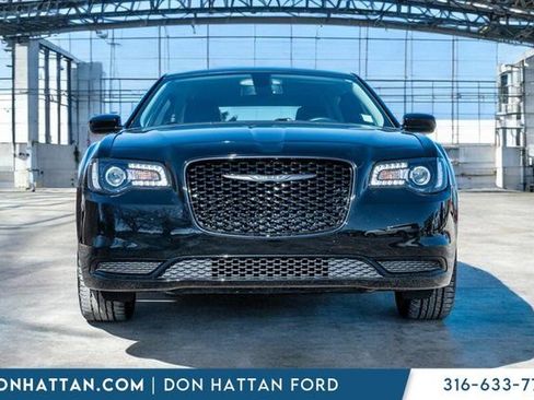 Used 2022 Chrysler 300 Touring w/ Sport Appearance Package image 33