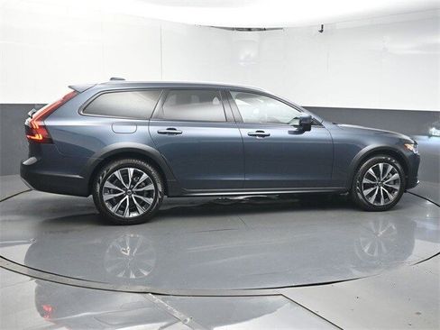 Certified 2025 Volvo V90 B6 Cross Country Plus image 8