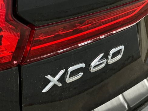 Used 2019 Volvo XC60 T6 Momentum w/ Multimedia Package AWD/4WD image 17