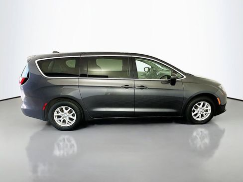Used 2020 Chrysler Voyager LX image 8