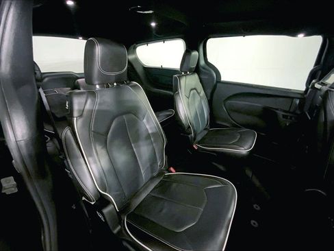 Used 2024 Chrysler Pacifica Limited w/ Uconnect Theater Family Group image 23