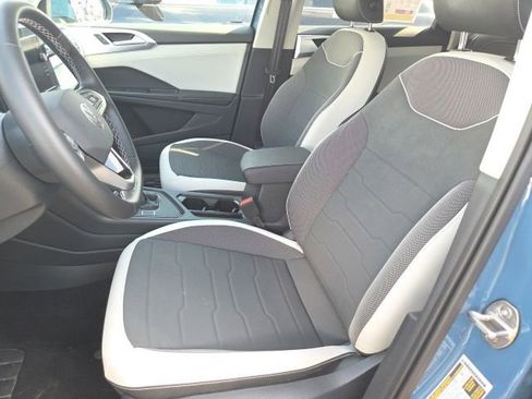Used 2025 Volkswagen Taos SE FWD image 9