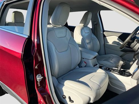 Certified 2019 Jeep Cherokee Limited w/ Luxury Group image 27